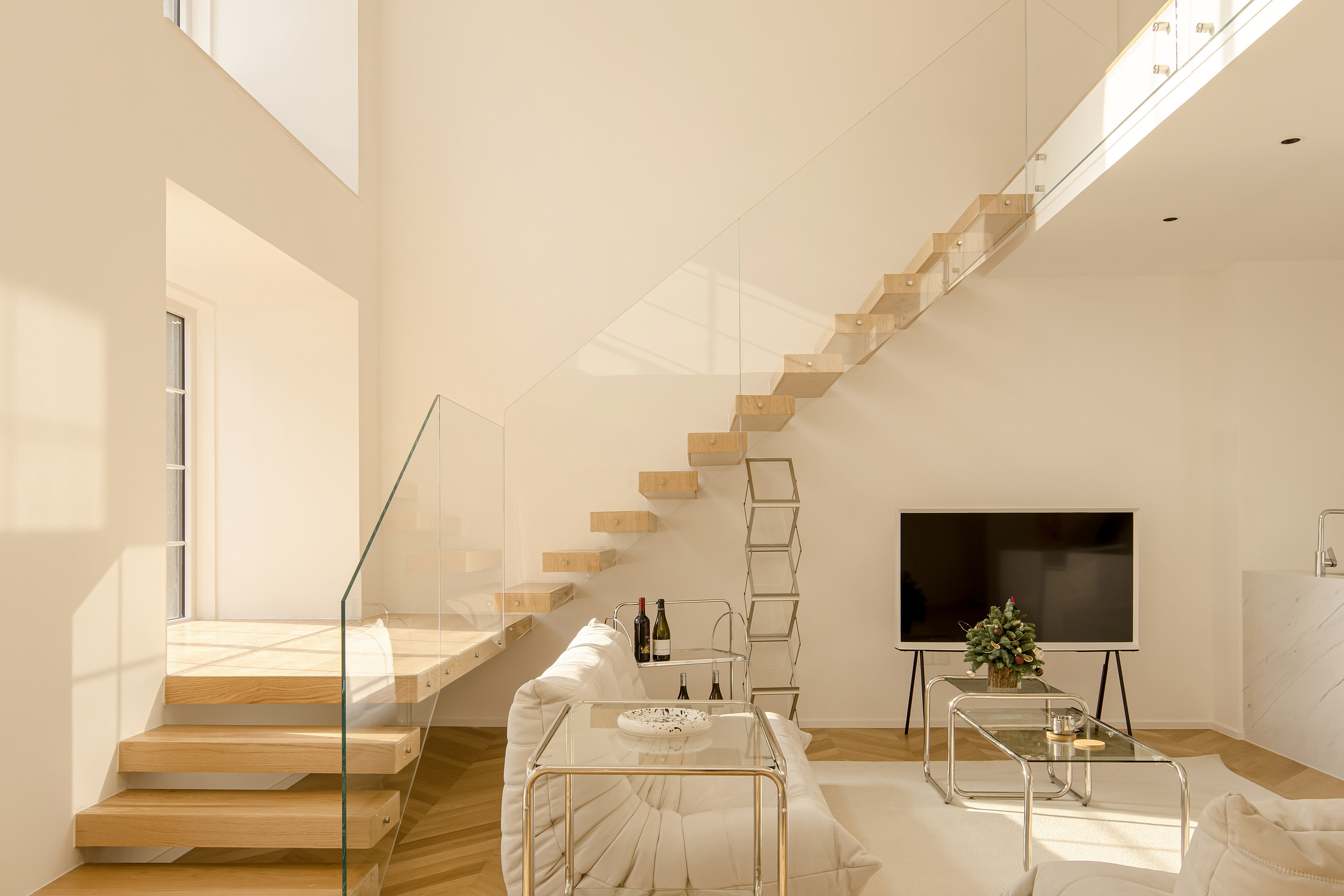 5.5米挑高！她把復(fù)式家裝爆改成服裝工作室，還擁有30萬粉絲！